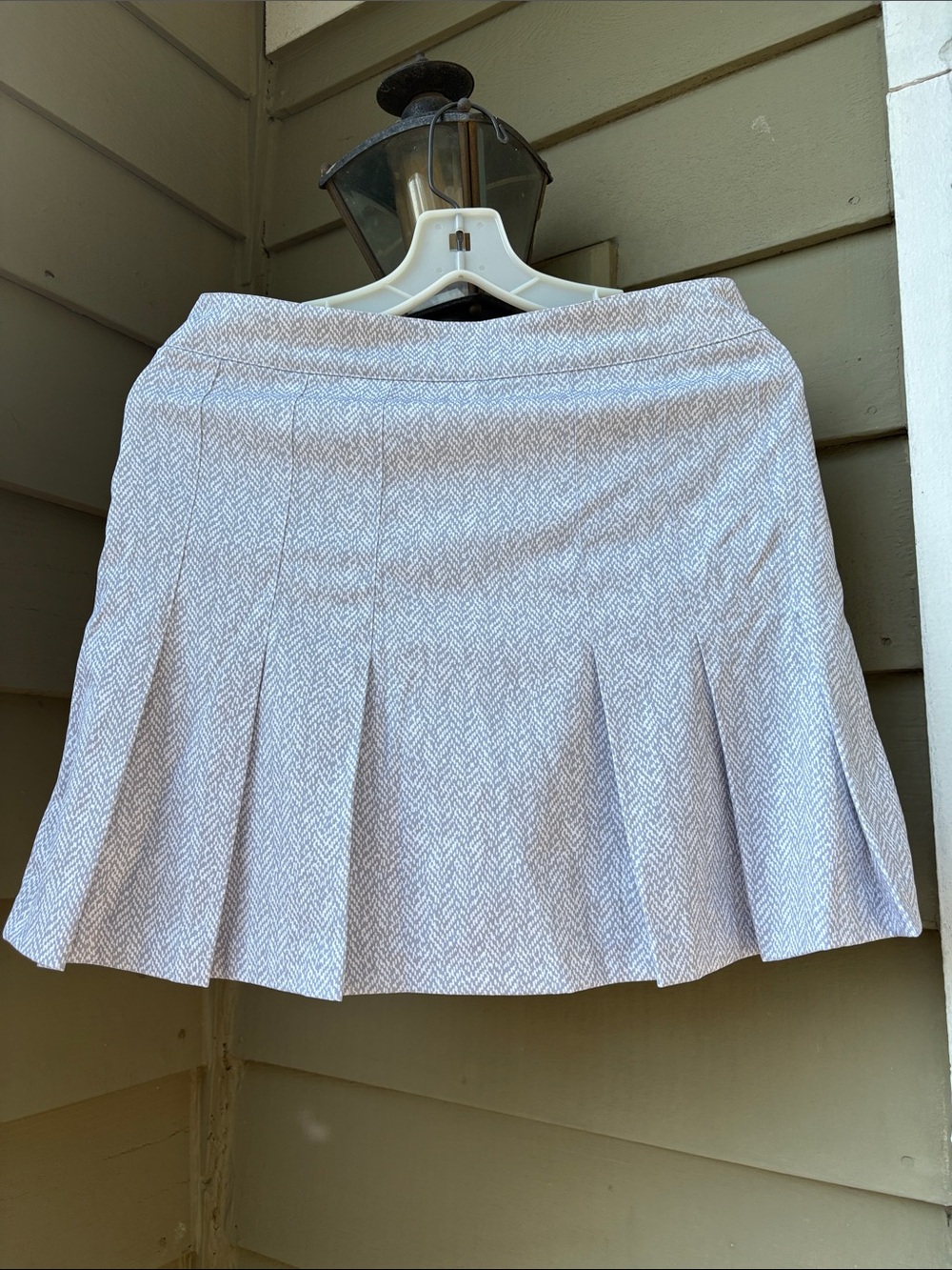 Like New- Lady Hagen Sz 4 Light Gray Pleated Mini Skirt w shorts underneath.